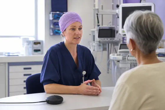 Anesthesioloog voert een preoperatief gesprek met een cliënt