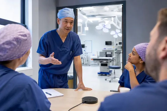 Cardiothoracaal chirurg overlegt met het operatieteam in de operatiekamer