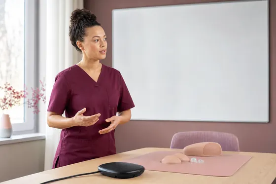 Fertiliteitsverpleegkundige geeft uitleg bij een presentatie