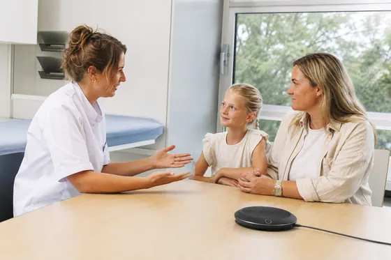 Jeugdarts bespreekt de gezondheid met een kind en ouder