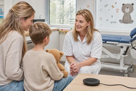 Kinderarts bespreekt de zorg met een kind en ouder