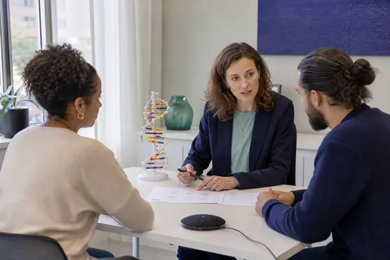 Klinisch geneticus voert een familiegesprek met twee cliënten