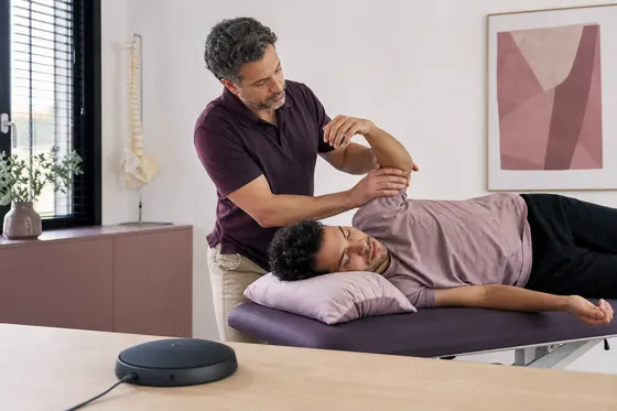 Osteopaat behandelt de heup van een cliënt op de behandeltafel