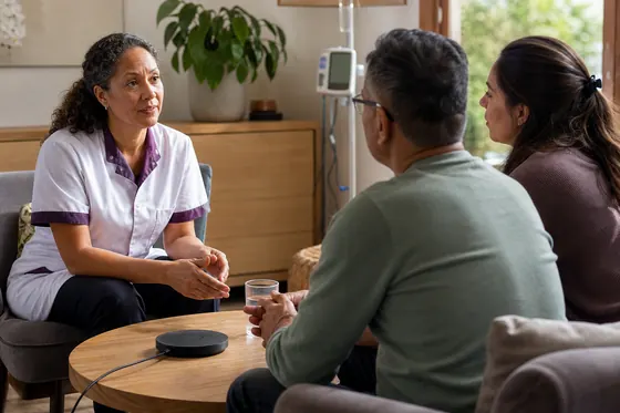 Palliatief verpleegkundige voert een familiegesprek over de zorg