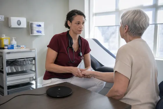 Physician assistant bespreekt bevindingen met een cliënt in de spreekkamer