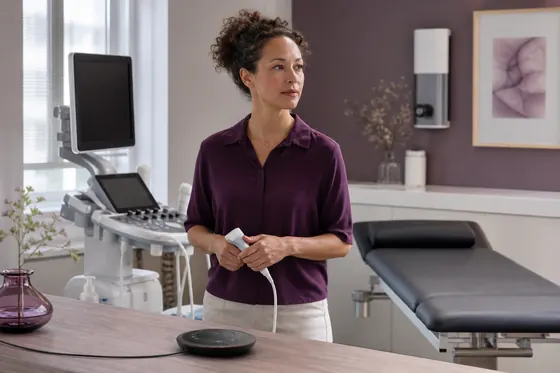 Pijnspecialist bereidt een behandeling voor in de behandelkamer