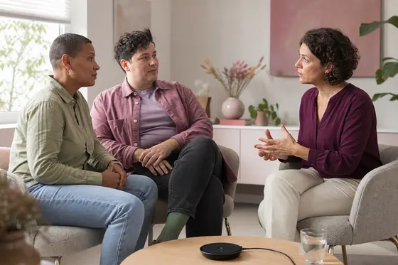 Seksuoloog begeleidt een gesprek met een stel