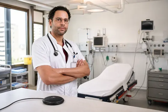 Spoedeisendehulparts staat klaar in een uitgeruste acute behandelkamer